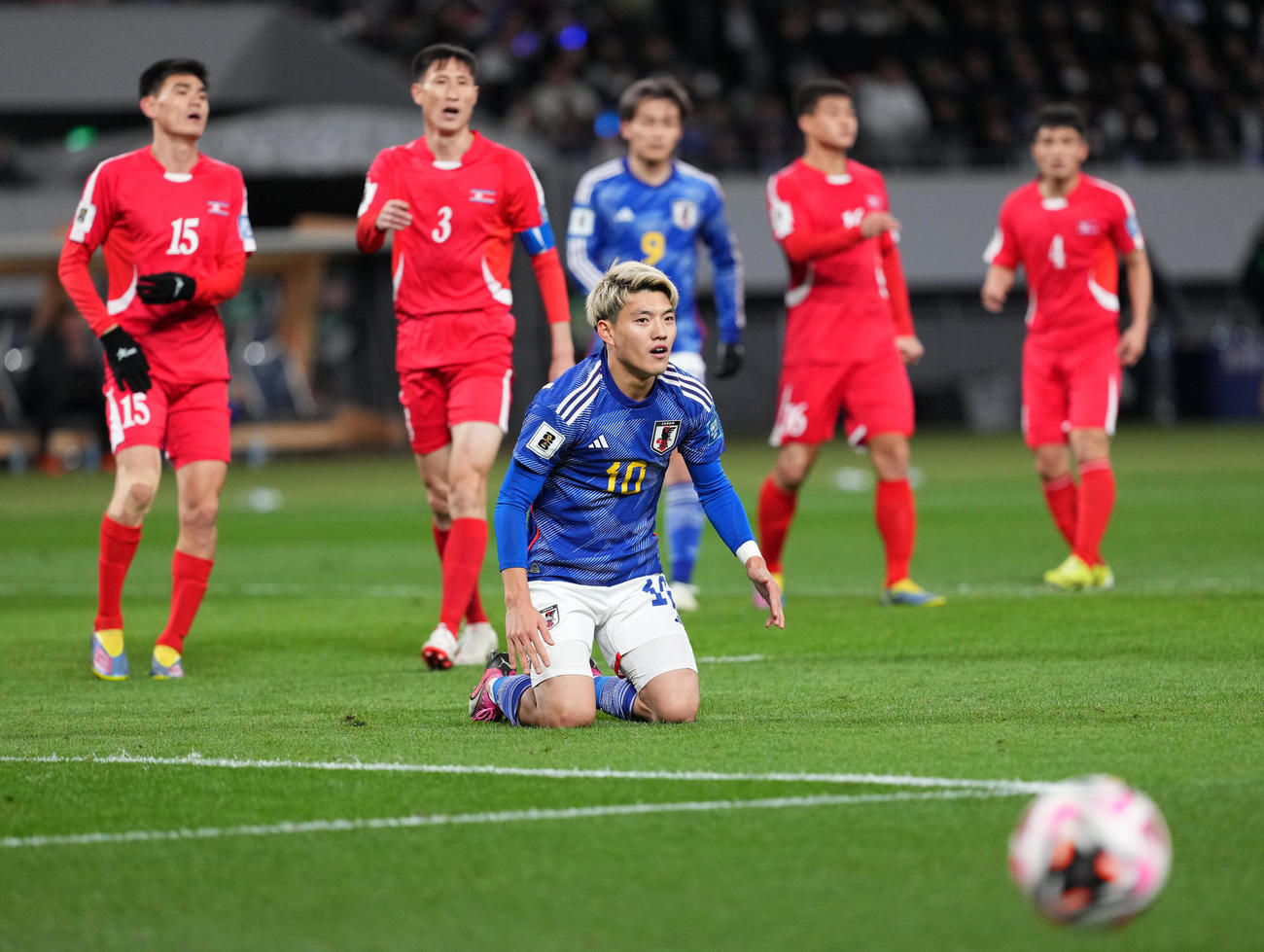 日本対北朝鮮　前半、シュートを止められる堂安（撮影・横山健太）