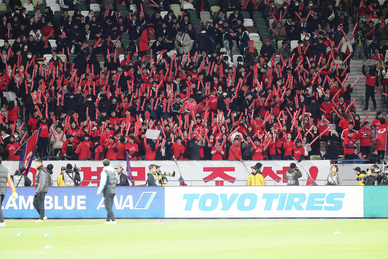 試合前、盛り上がる北朝鮮のサポーター（撮影・足立雅史）