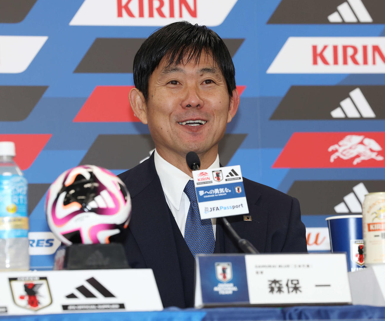 日本対北朝鮮　平壌開催が中止となり、試合後の会見で苦笑いを見せる森保監督（撮影・宮地輝）