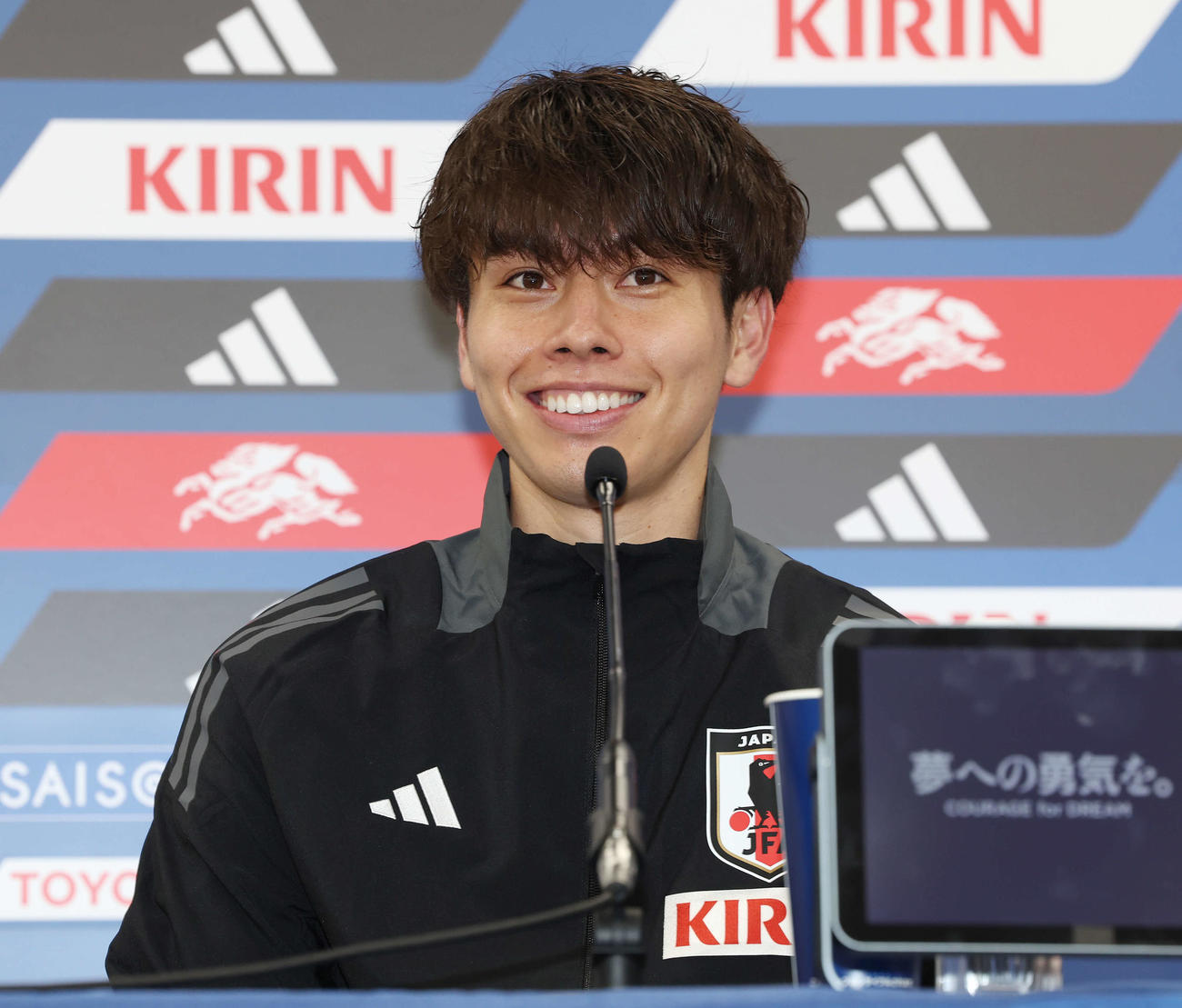 日本対北朝鮮　試合後の会見で笑顔を見せる田中（撮影・宮地輝）
