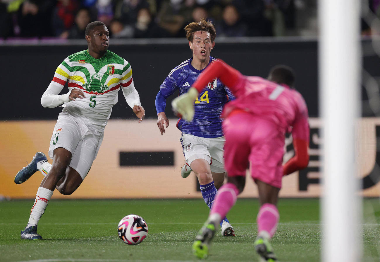 U－23日本対U－23マリ　前半、ゴール前に攻め込む植中（中央）（撮影・前田充）