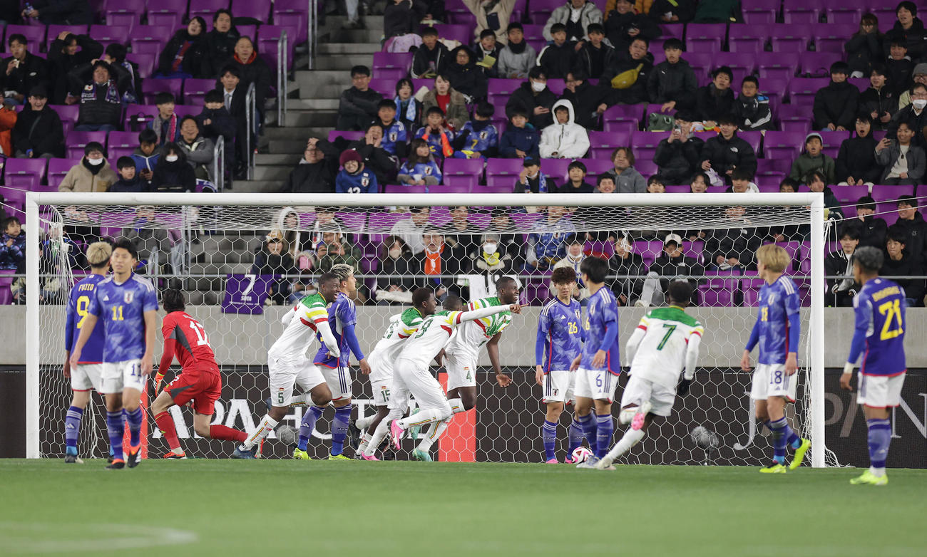 U－23日本対U－23マリ　後半、トゥンカラに勝ち越しゴールを許すU－23日本（撮影・前田充）