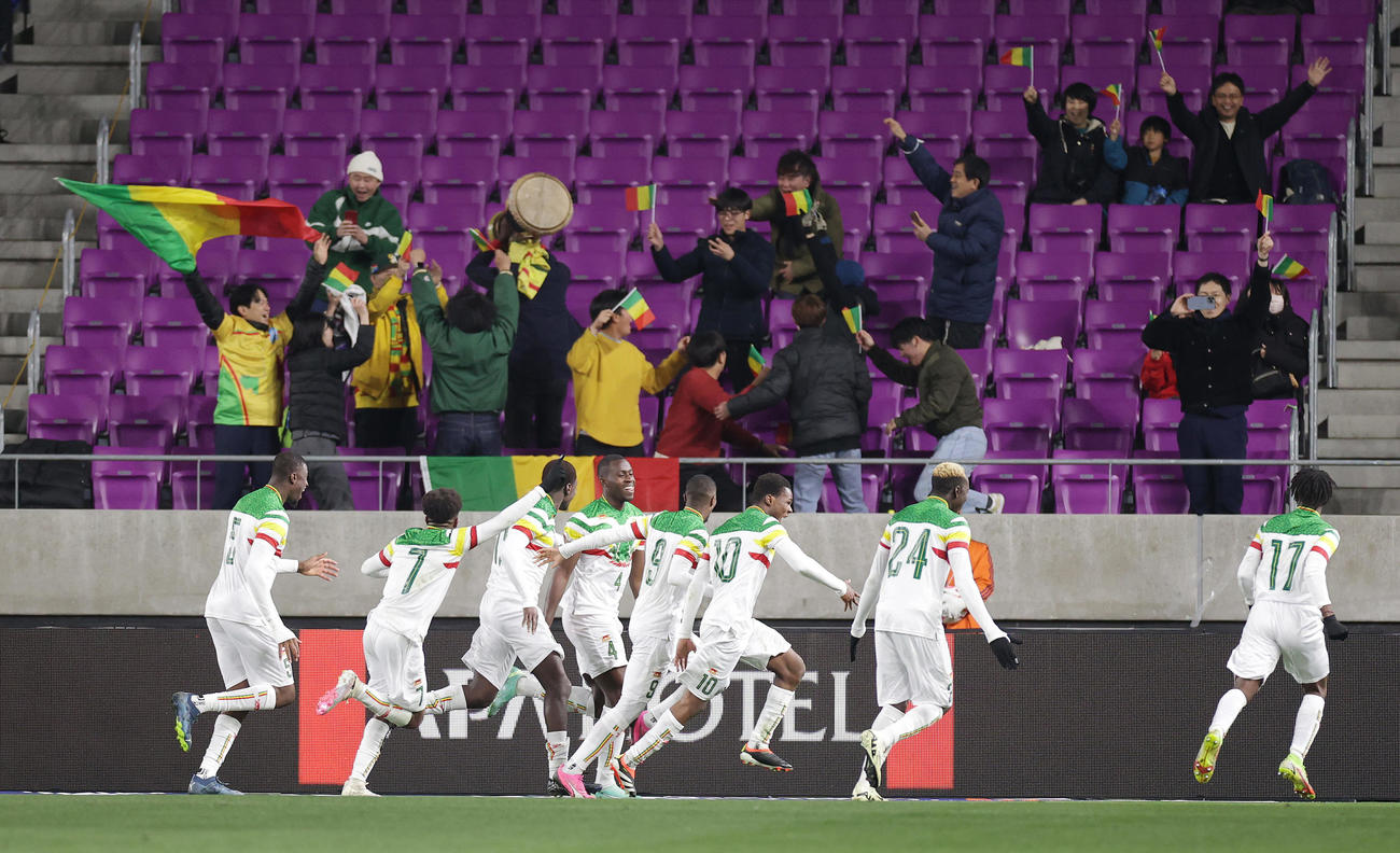 U－23日本対U－23マリ　後半、トゥンカラが勝ち越しゴールを決め喜ぶU－23マリ代表の選手たち（撮影・前田充）