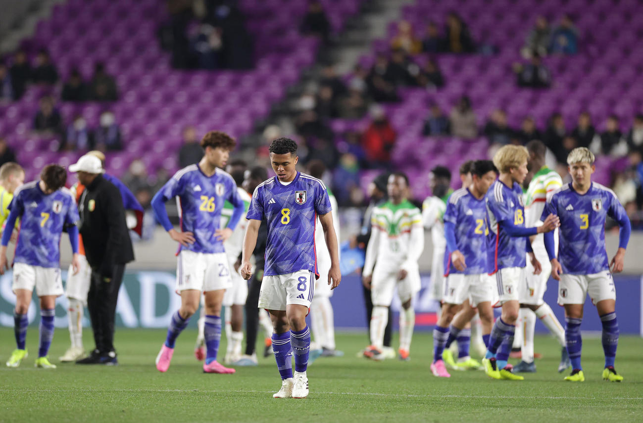 U－23日本対U－23マリ　U－23マリ代表に逆転負けを喫し、肩を落とす藤田（中央）らU－23日本代表の選手たち（撮影・前田充）