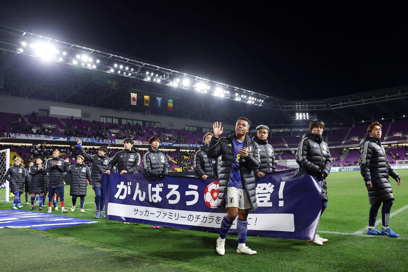 U－23日本対U－23マリ　U－23マリ代表に逆転負けを喫し、悔しそうな表情でサポーターにあいさつする藤田（手前）らU－23日本代表の選手たち（撮影・前田充）