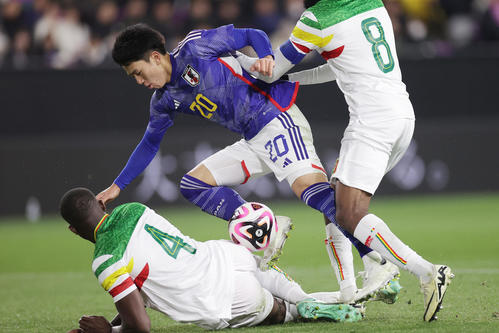 U－23日本対U－23マリ　後半、ドリブル突破を図るも止められる平河（中央）（撮影・前田充）