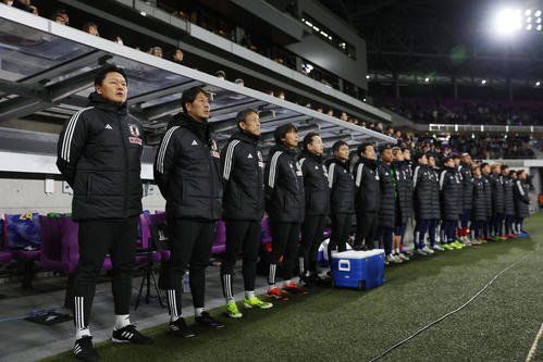 U－23日本対U－23マリ　試合前、君が代を歌う大岩監督（左端）U－23日本代表の選手たち（撮影・前田充）