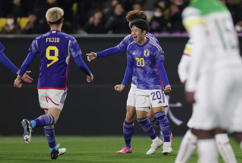 U－23日本対U－23マリ　前半、先制ゴールを決め喜ぶ平河（中央）（撮影・前田充）