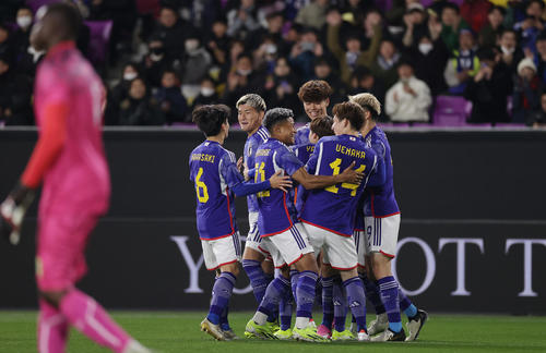 U－23日本対U－23マリ　前半、平河が先制ゴールを決め喜ぶU－23日本代表の選手たち（撮影・前田充）