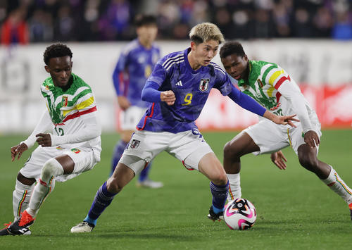 U－23日本対U－23マリ　前半、ボールをキープする藤尾（中央）（撮影・前田充）