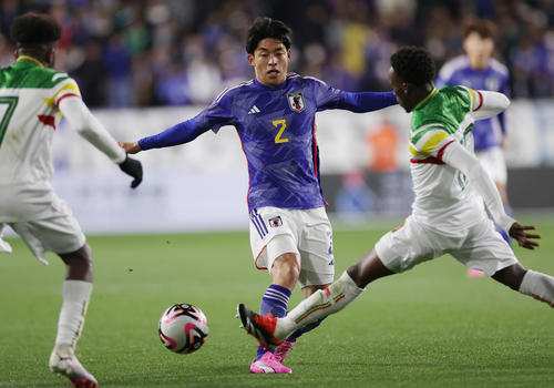 U－23日本対U－23マリ　前半、パスを出す半田（中央）（撮影・前田充）