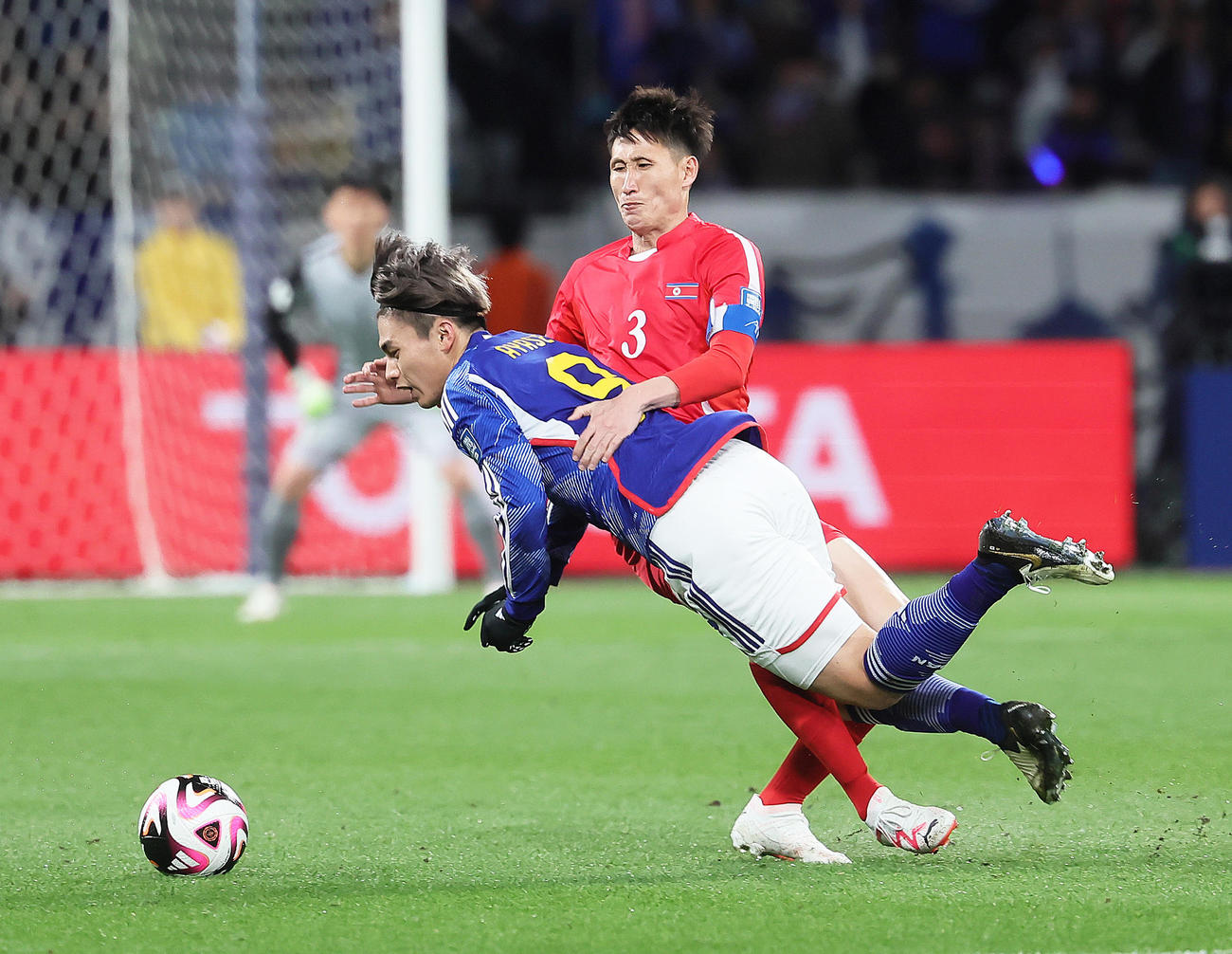 日本対北朝鮮　前半、相手に止められる上田（撮影・足立雅史）