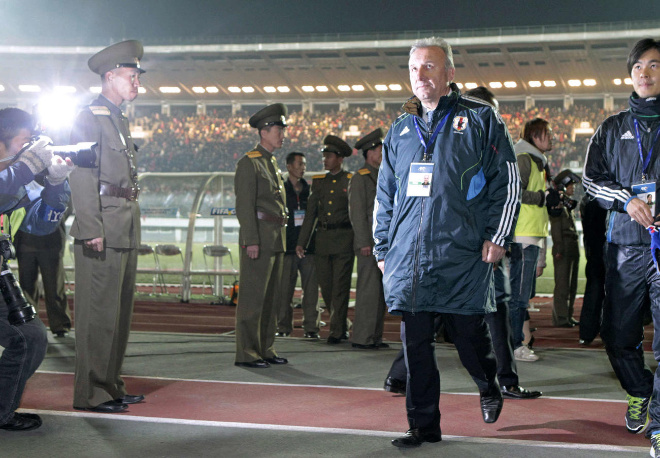 2011年11月15日、日本対北朝鮮　北朝鮮に敗れ監督就任初黒星を喫し、厳重警備の中引き揚げるザッケローニ監督