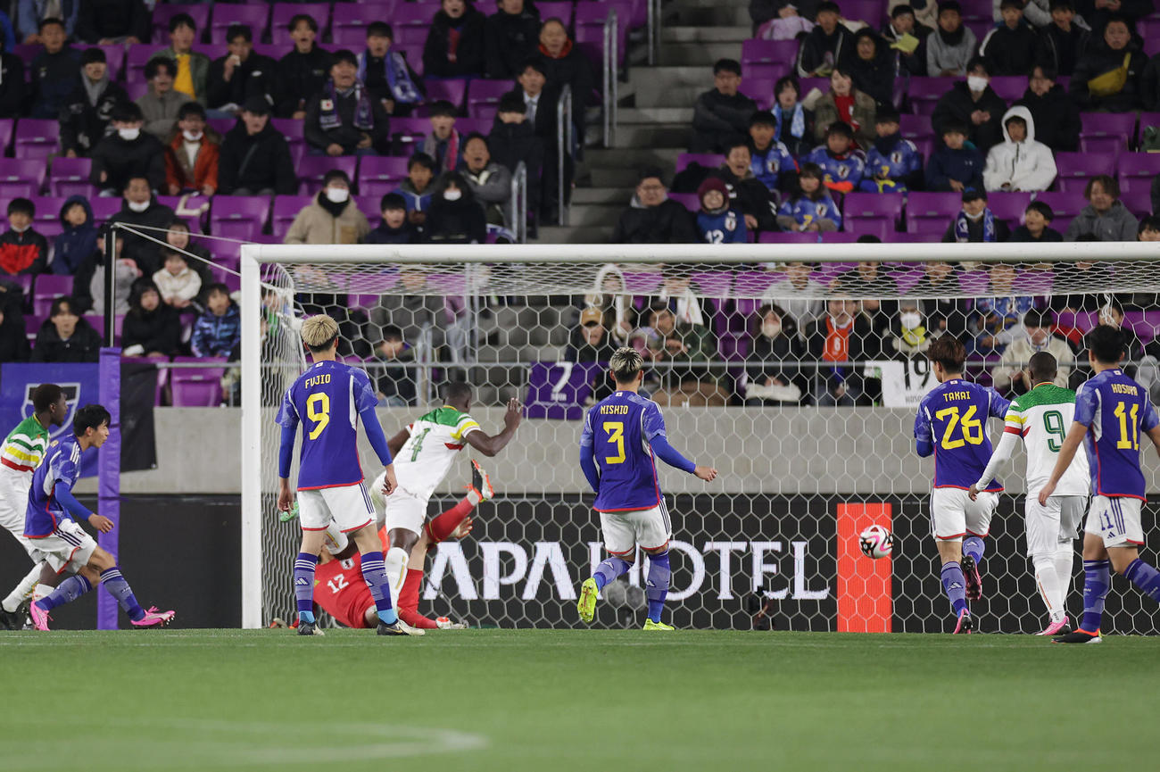 U－23日本対U－23マリ　後半、トゥンカラに勝ち越しゴールを許すU－23日本（撮影・前田充）