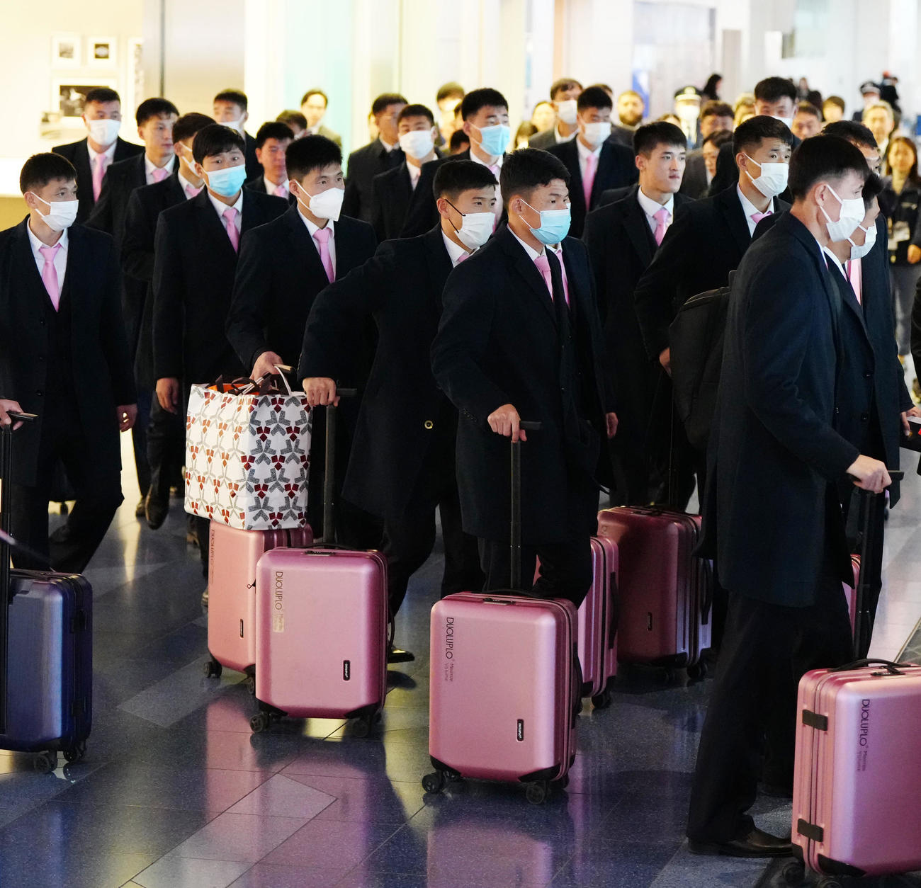 帰国のため、搭乗口へ向かうサッカー北朝鮮代表の選手たち（撮影・江口和貴）