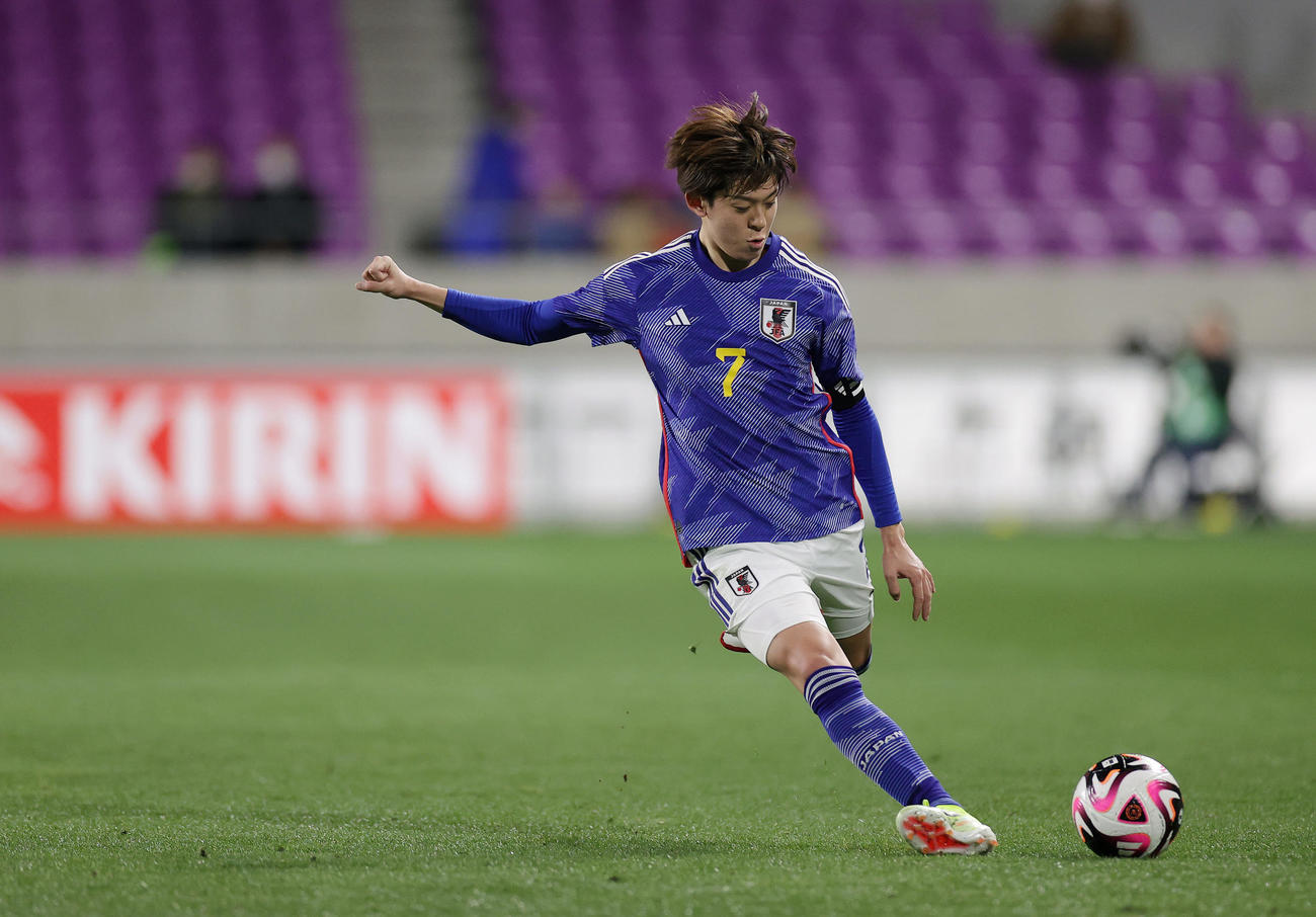 U－23日本対U－23マリ　後半、ゴール前にクロスを入れる山本（撮影・前田充）