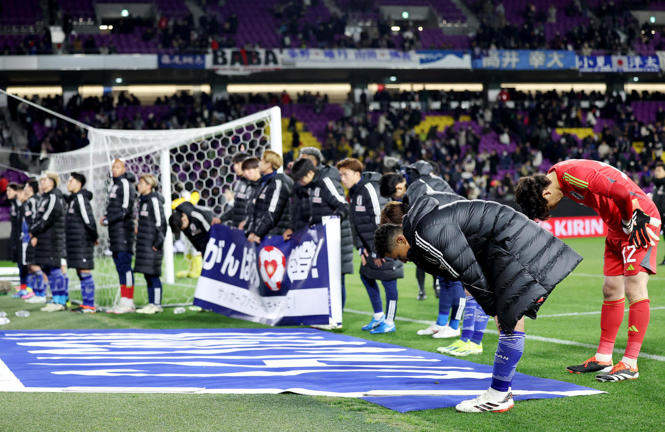 U－23日本対U－23マリ　U－23マリ代表に逆転負けを喫し、サポーターにあいさつするU－23日本代表の選手たち（撮影・前田充）