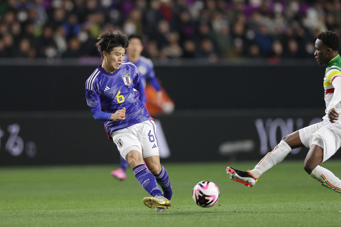 U－23日本対U－23マリ　後半、パスを出す川崎（撮影・前田充）