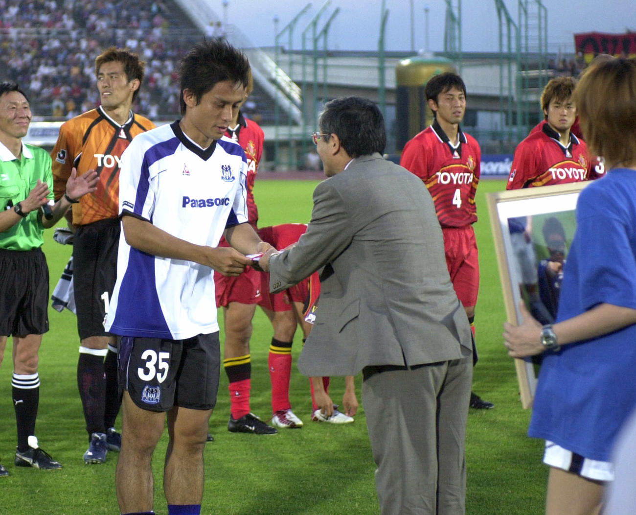 G大阪対名古屋　ミスターGに選ばれ表彰を受ける宮本恒靖（2002年7月撮影）