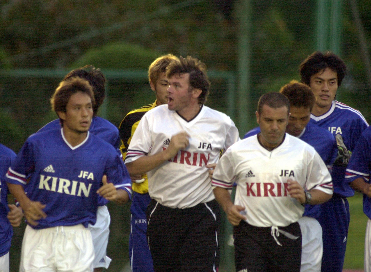 トルシエ監督を中心に走りこむ五輪代表チーム。左は宮本恒靖。右から楢崎正剛、戸田和幸、サミアコーチ（2000年8月撮影）