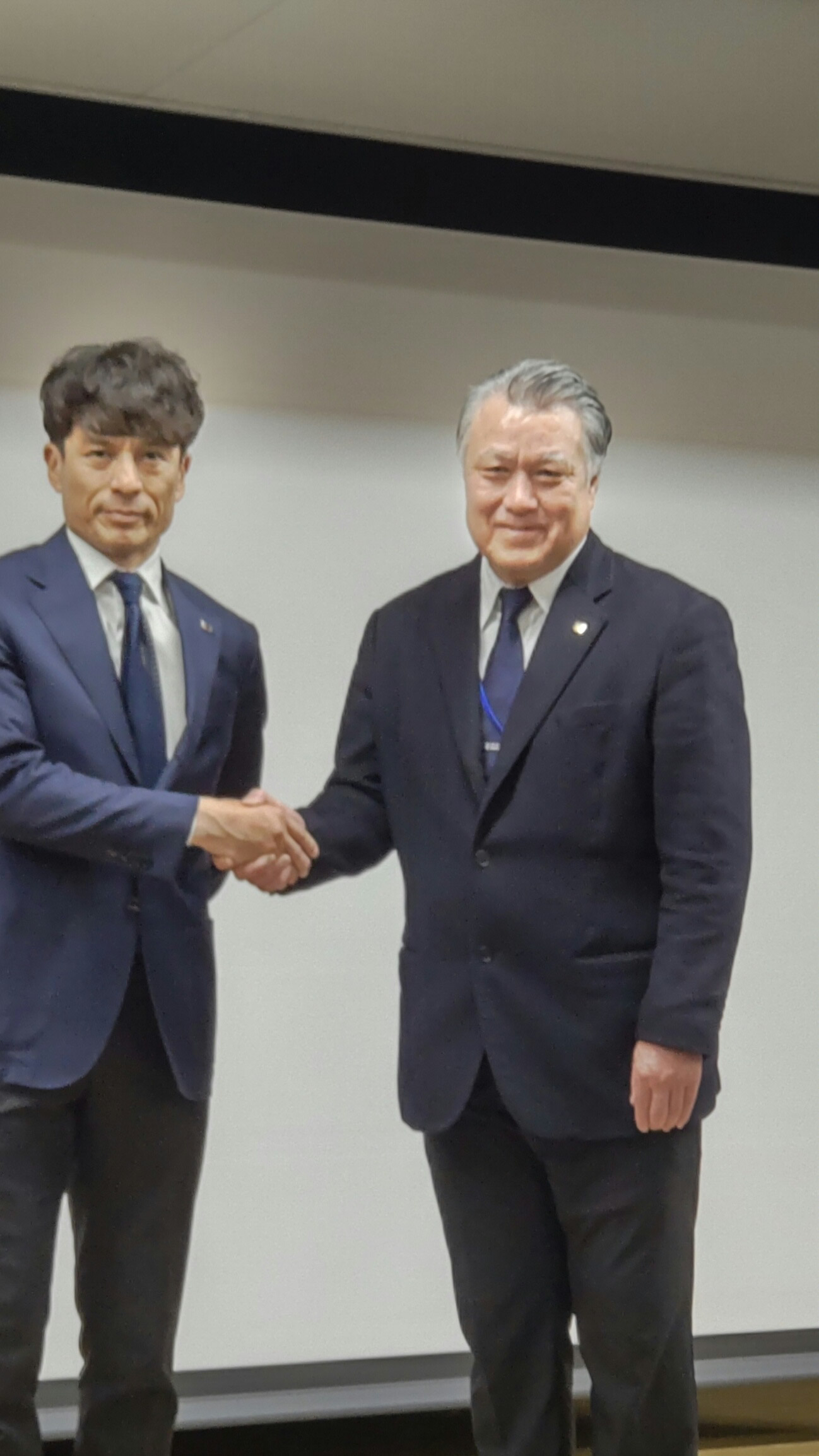 新会長の宮本恒靖氏は田嶋幸三前会長と握手