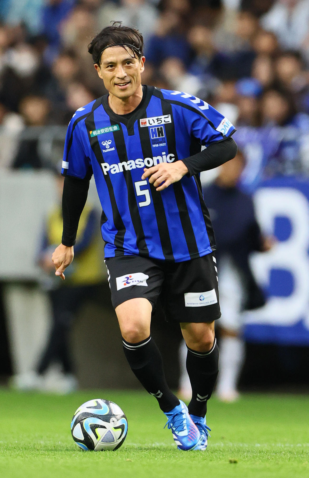 「橋本英郎引退試合」でプレーする宮本恒靖氏（2023年12月撮影）