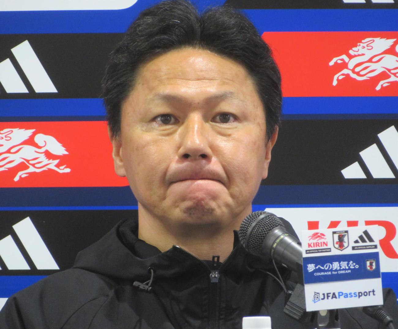 U－23ウクライナ代表との国際親善試合を控え、前日会見に臨むU－23日本代表大岩剛監督（撮影・佐藤成）
