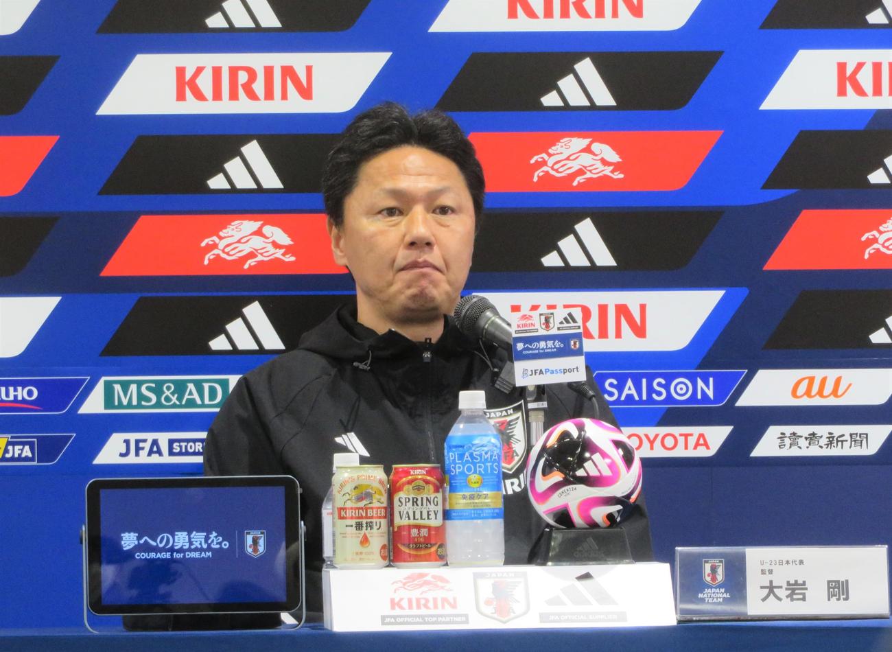 U－23ウクライナ代表との国際親善試合を控え、前日会見に臨むU－23日本代表大岩剛監督（撮影・佐藤成）