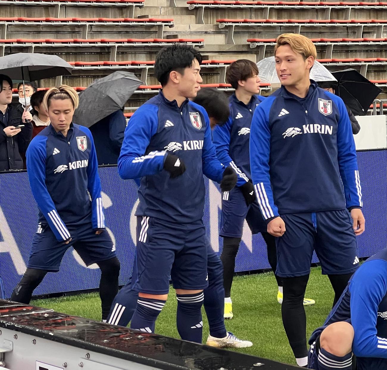 U－23ウクライナ代表との国際親善試合を控えて公式練習に臨むU－23日本代表の、左から荒木、平河、松木（撮影・佐藤成）