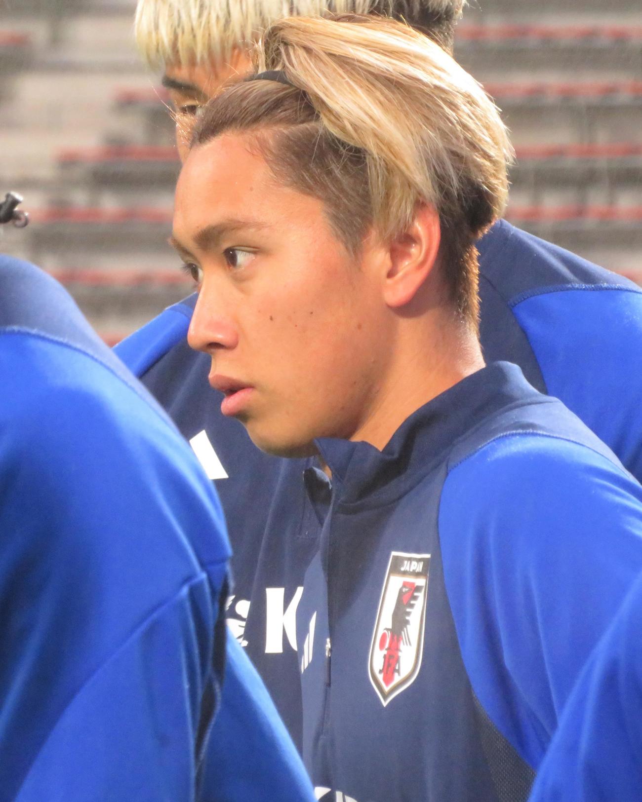 U－23ウクライナ代表との国際親善試合を控え、公式練習に臨むU－23日本代表MF荒木遼太郎（撮影・佐藤成）