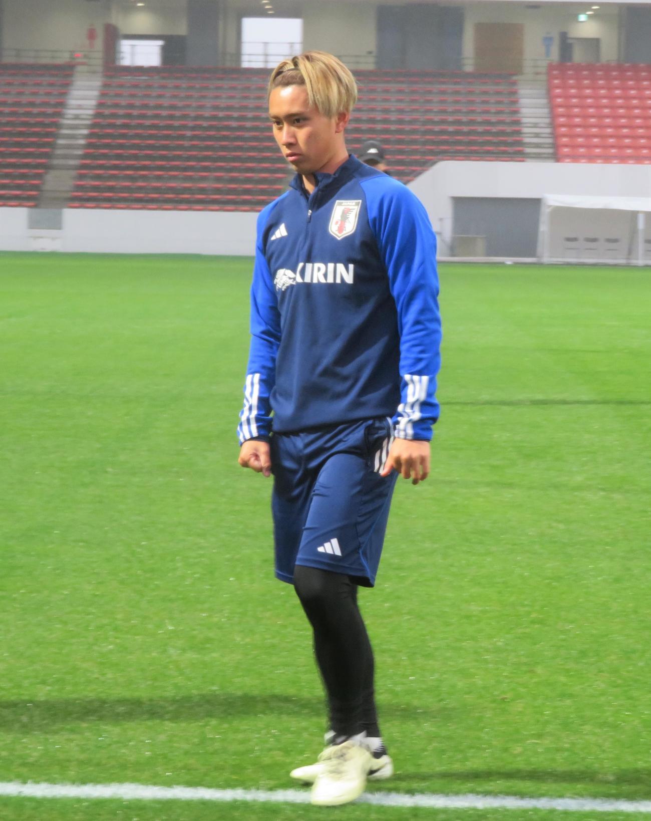 U－23ウクライナ代表との国際親善試合を控え、公式練習に臨むU－23日本代表MF荒木遼太郎（撮影・佐藤成）