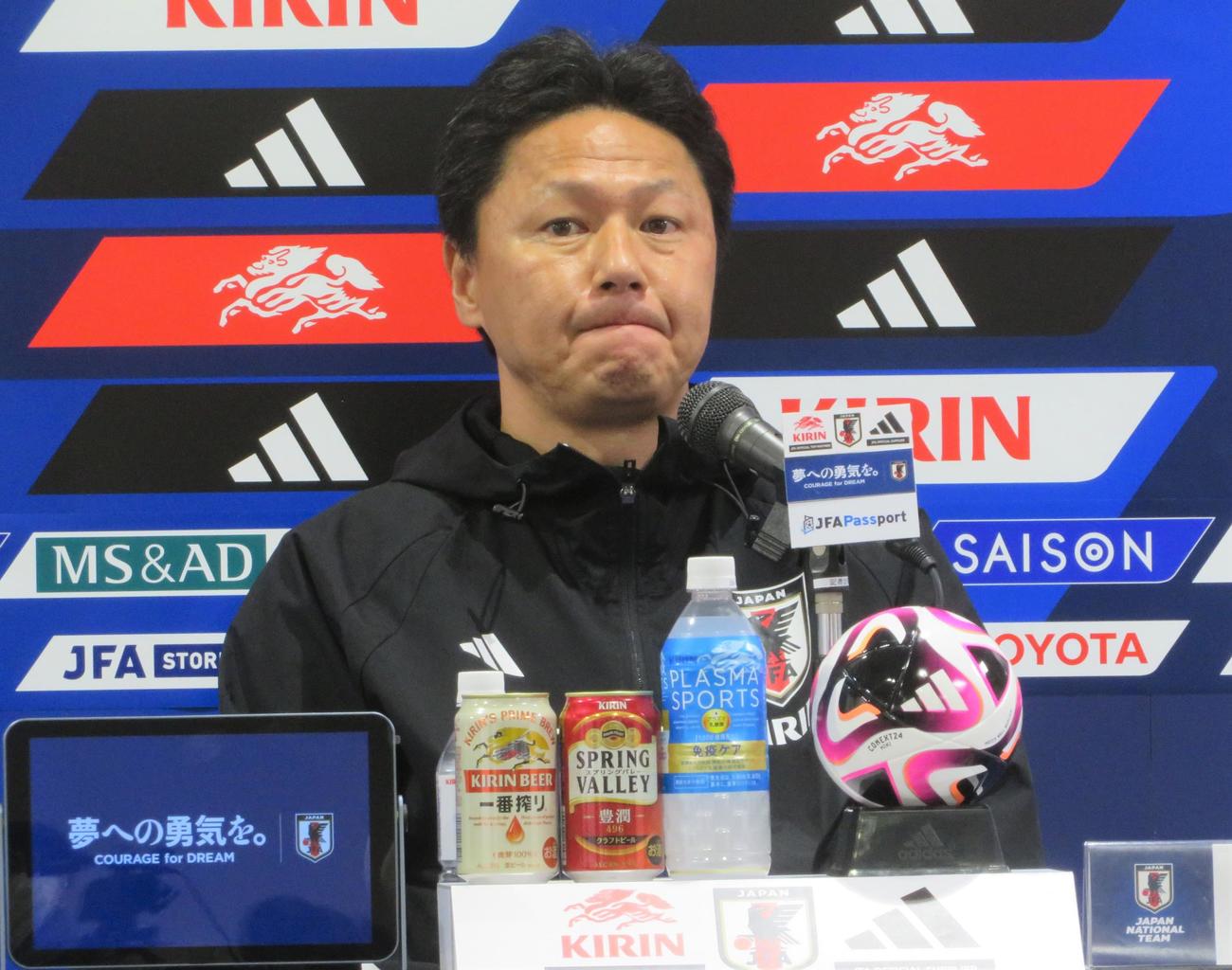 U－23ウクライナ代表との国際親善試合を控え、前日会見に臨むU－23日本代表大岩剛監督（撮影・佐藤成）