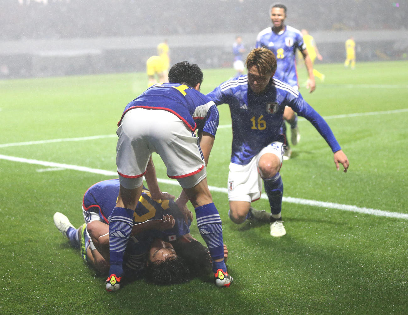 U23日本代表対U23ウクライナ代表　後半、2点目のゴールをきめたU23日本代表田中はイレブンに祝福される（撮影・梅根麻紀）
