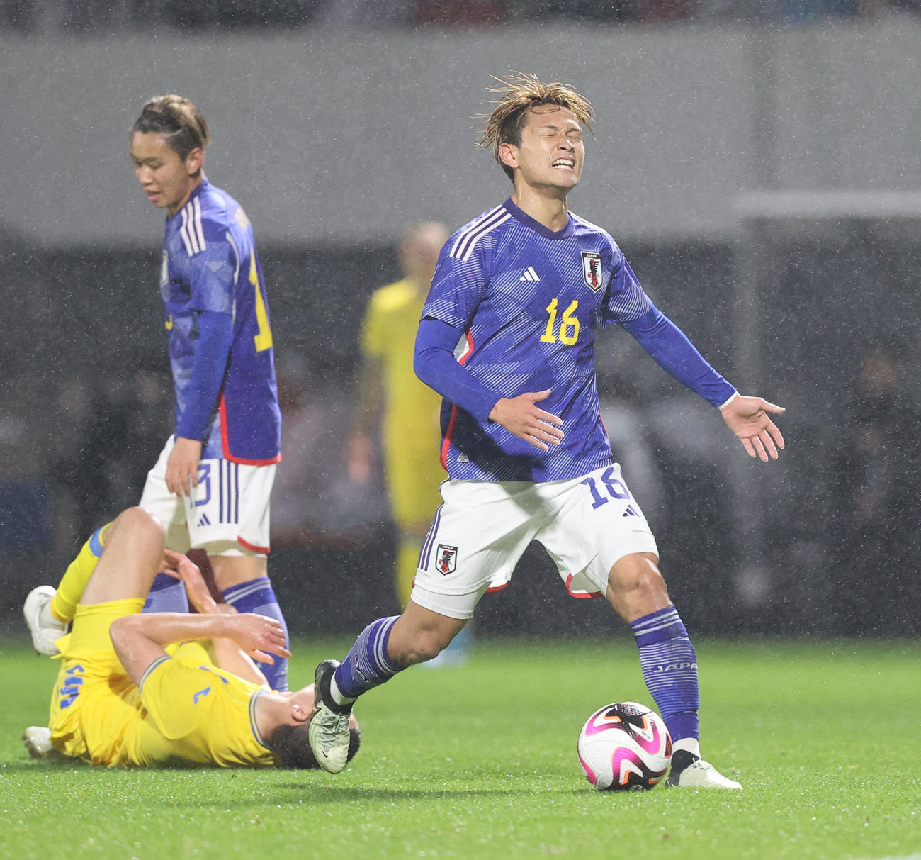 U23日本代表対U23ウクライナ代表　前半、果敢に攻めるU23日本代表松木（撮影・梅根麻紀）