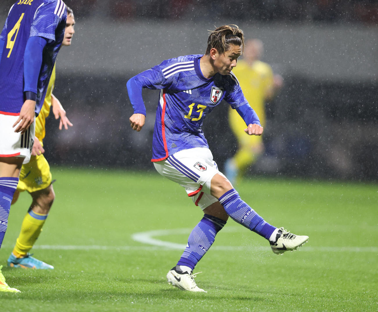 U23日本代表対U23ウクライナ代表　前半、果敢に攻めるU23日本代表荒木（撮影・梅根麻紀）