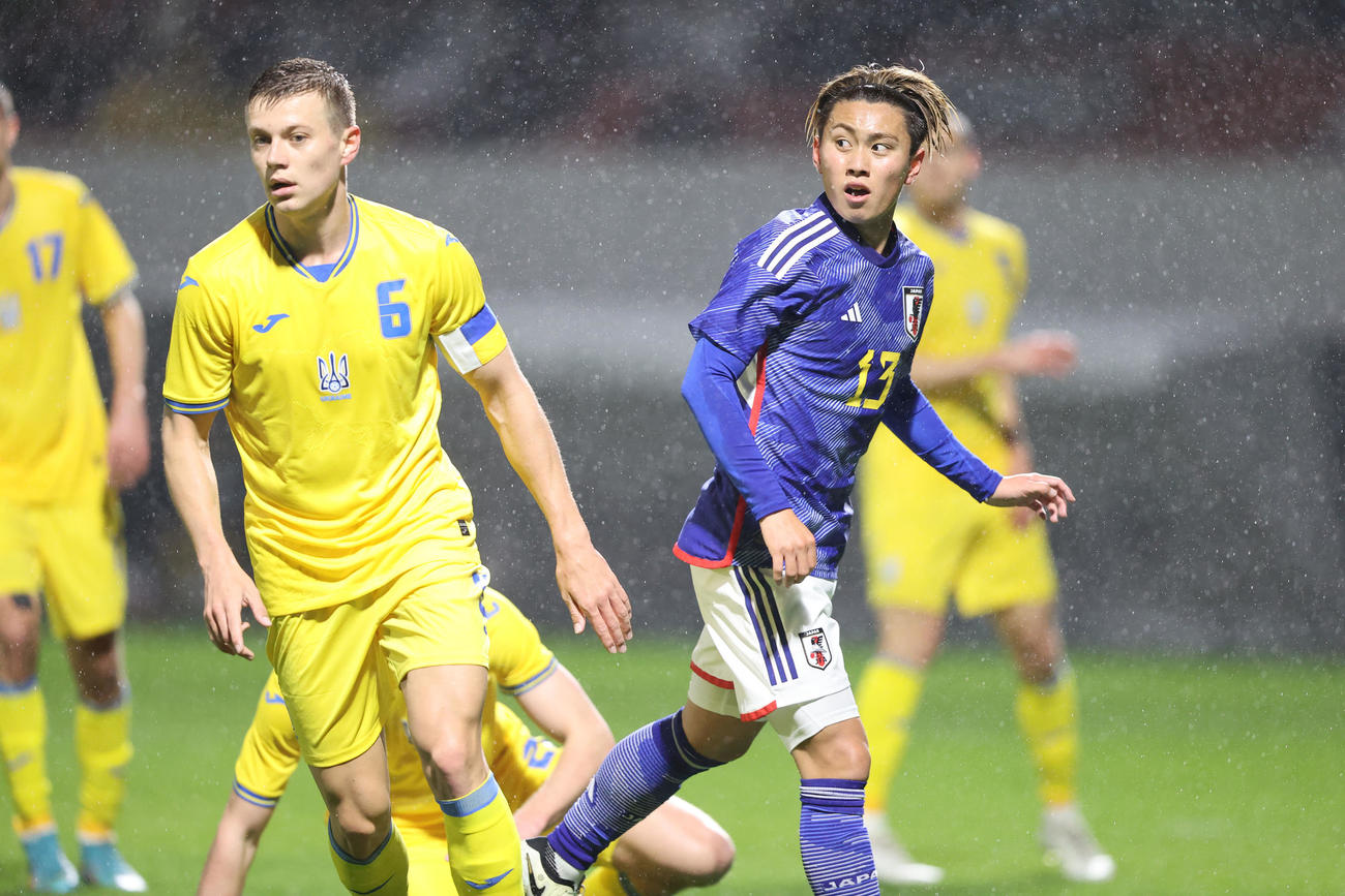 U23日本代表対U23ウクライナ代表　前半、果敢に攻めるU23日本代表荒木（撮影・梅根麻紀）