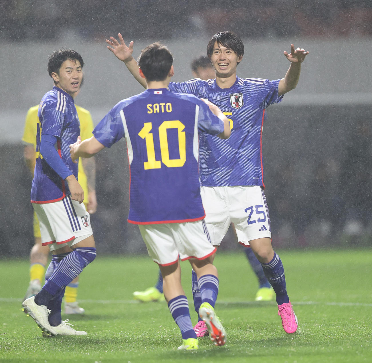 U23日本代表対U23ウクライナ代表　後半、先制ゴールをきめたU23日本代表佐藤（撮影・梅根麻紀）