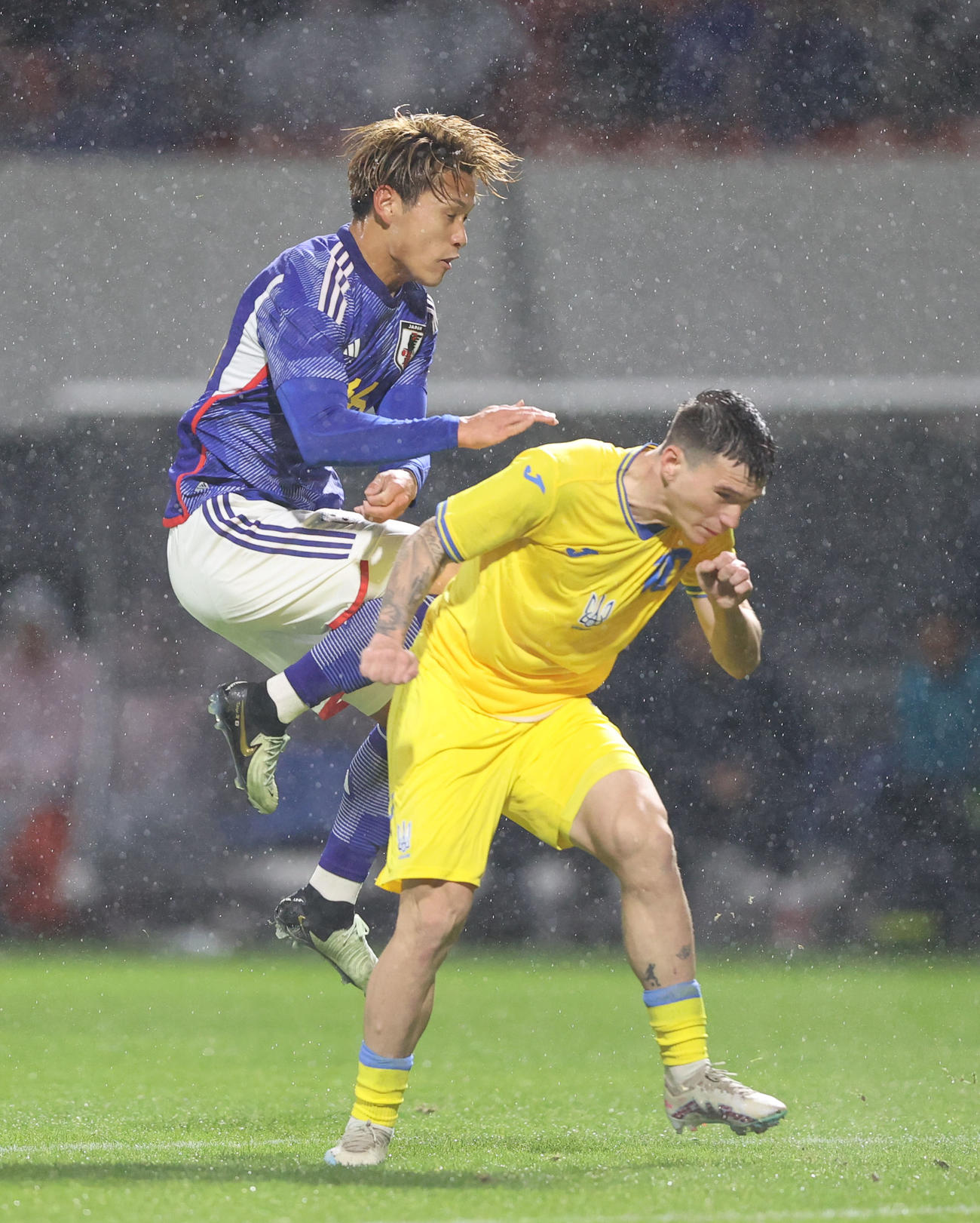 U23日本対U23ウクライナ　前半、果敢に攻めるU23日本松木（左）（撮影・梅根麻紀）