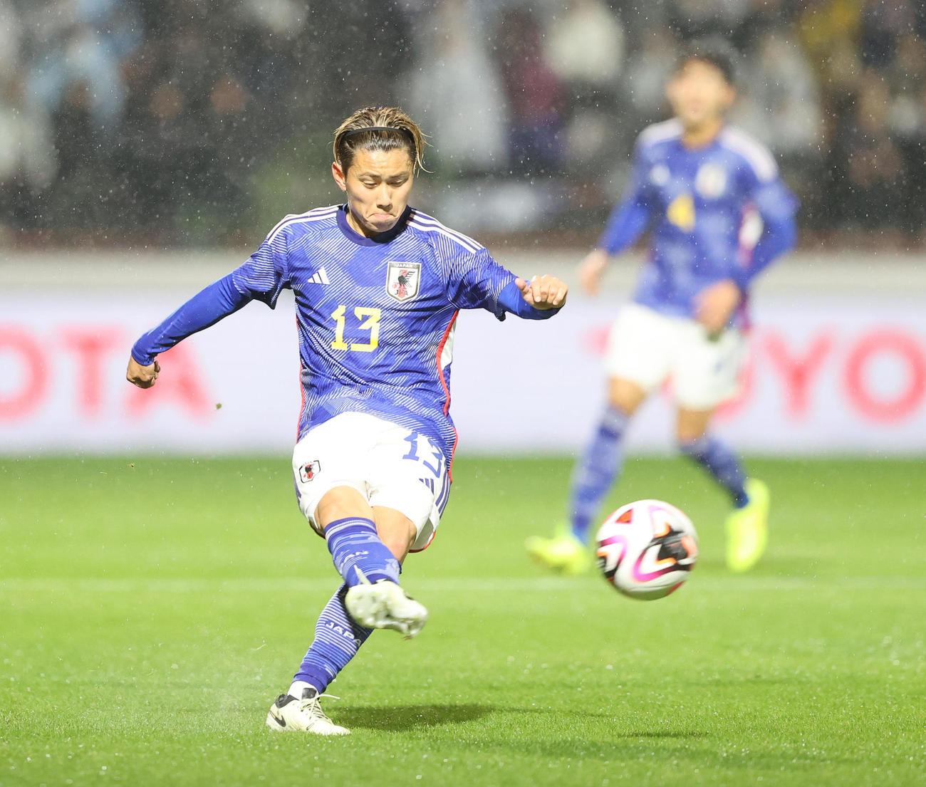 U23日本対U23ウクライナ　前半、果敢に攻めるU23日本荒木（撮影・梅根麻紀）