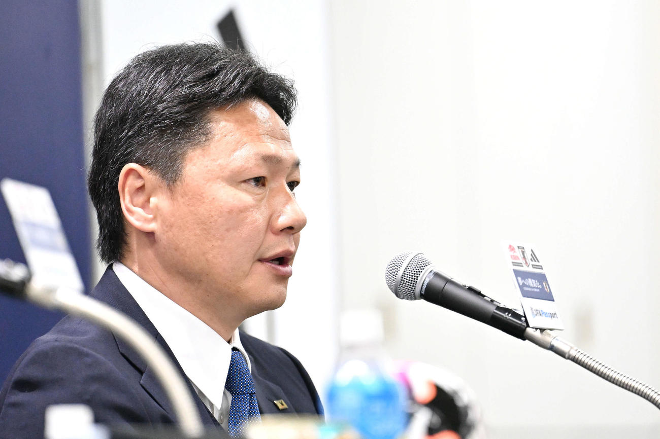 会見する大岩U－23日本代表監督（撮影・滝沢徹郎）
