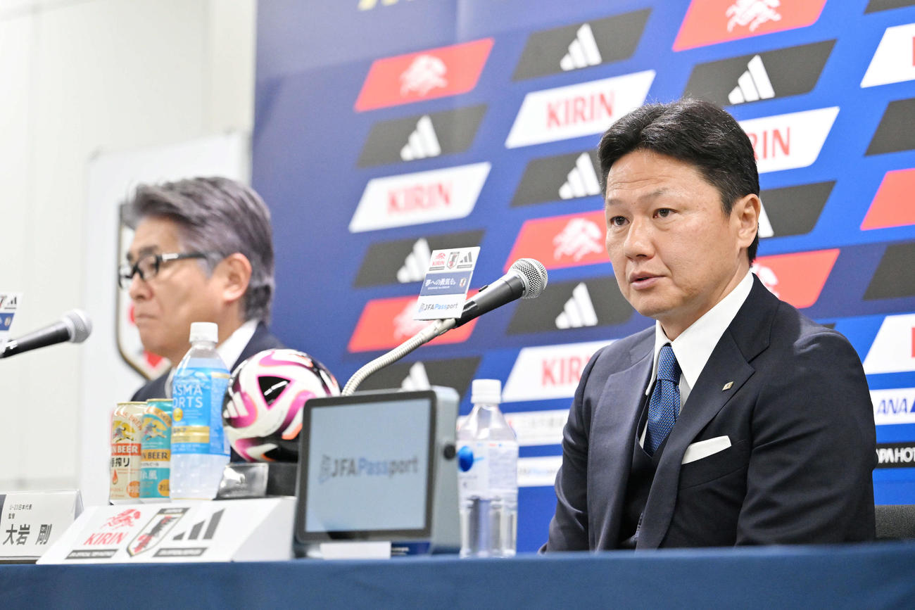 会見する大岩U－23日本代表監督（右）と山本ナショナルチームダイレクター（撮影・滝沢徹郎）