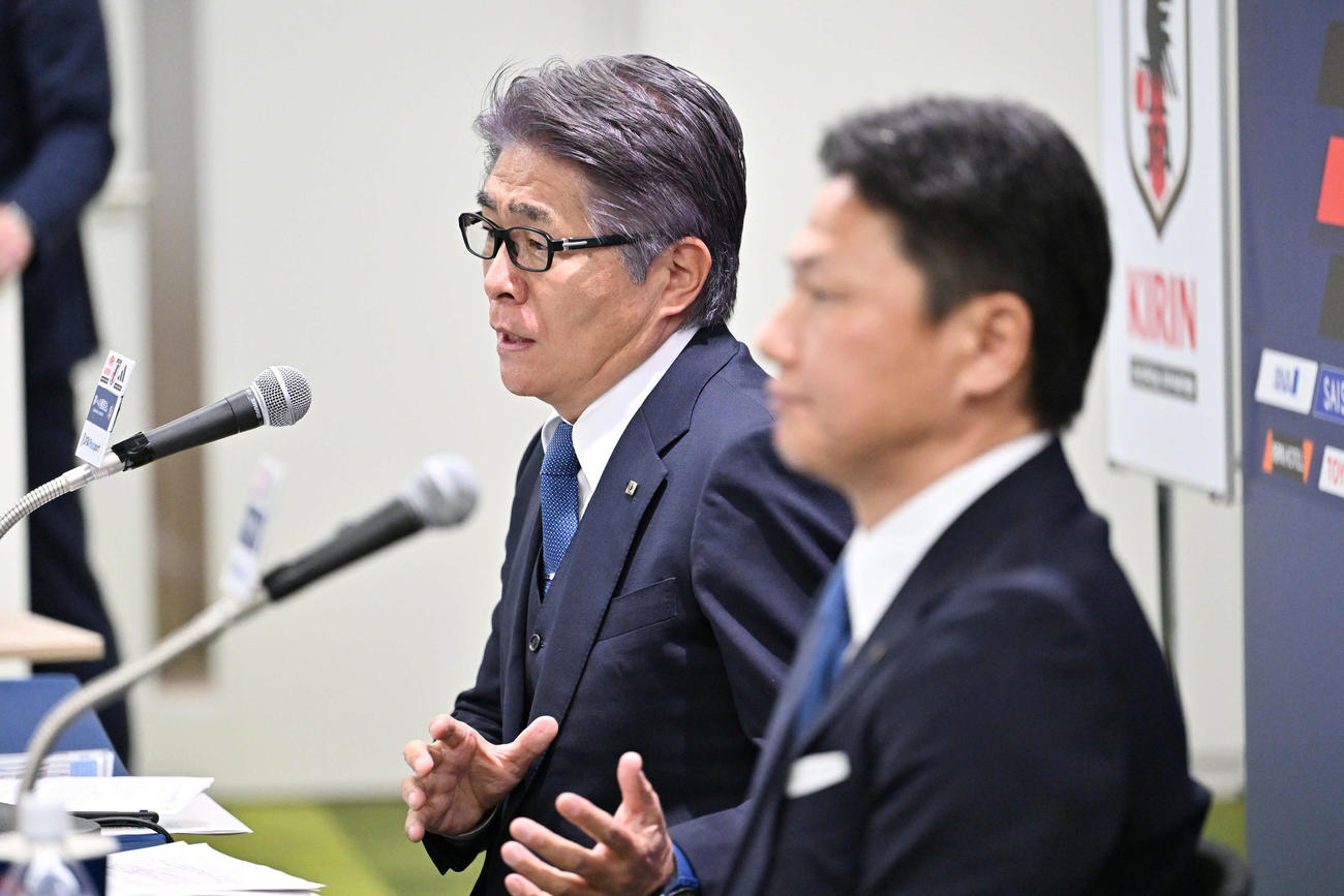 会見する山本ナショナルチームダイレクター。手前は大岩U－23日本代表監督（撮影・滝沢徹郎）