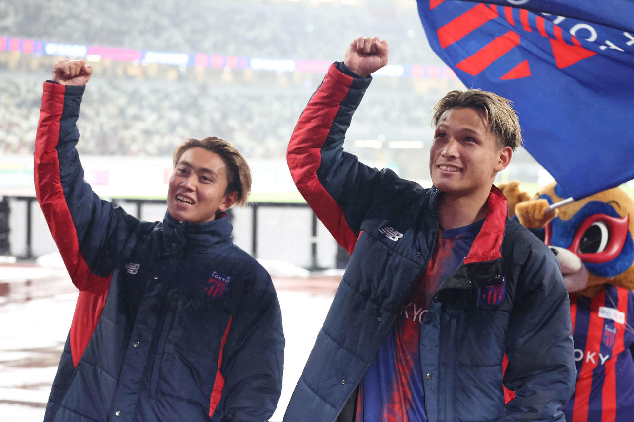 24年4月3日、東京対浦和　サポーターと勝利を喜ぶ東京遼太郎（左）と松木玖生