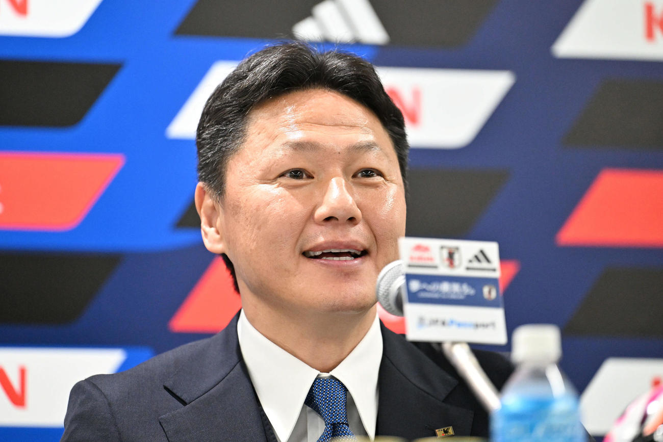 会見で笑顔を見せるU－23日本代表大岩監督（撮影・滝沢徹郎）