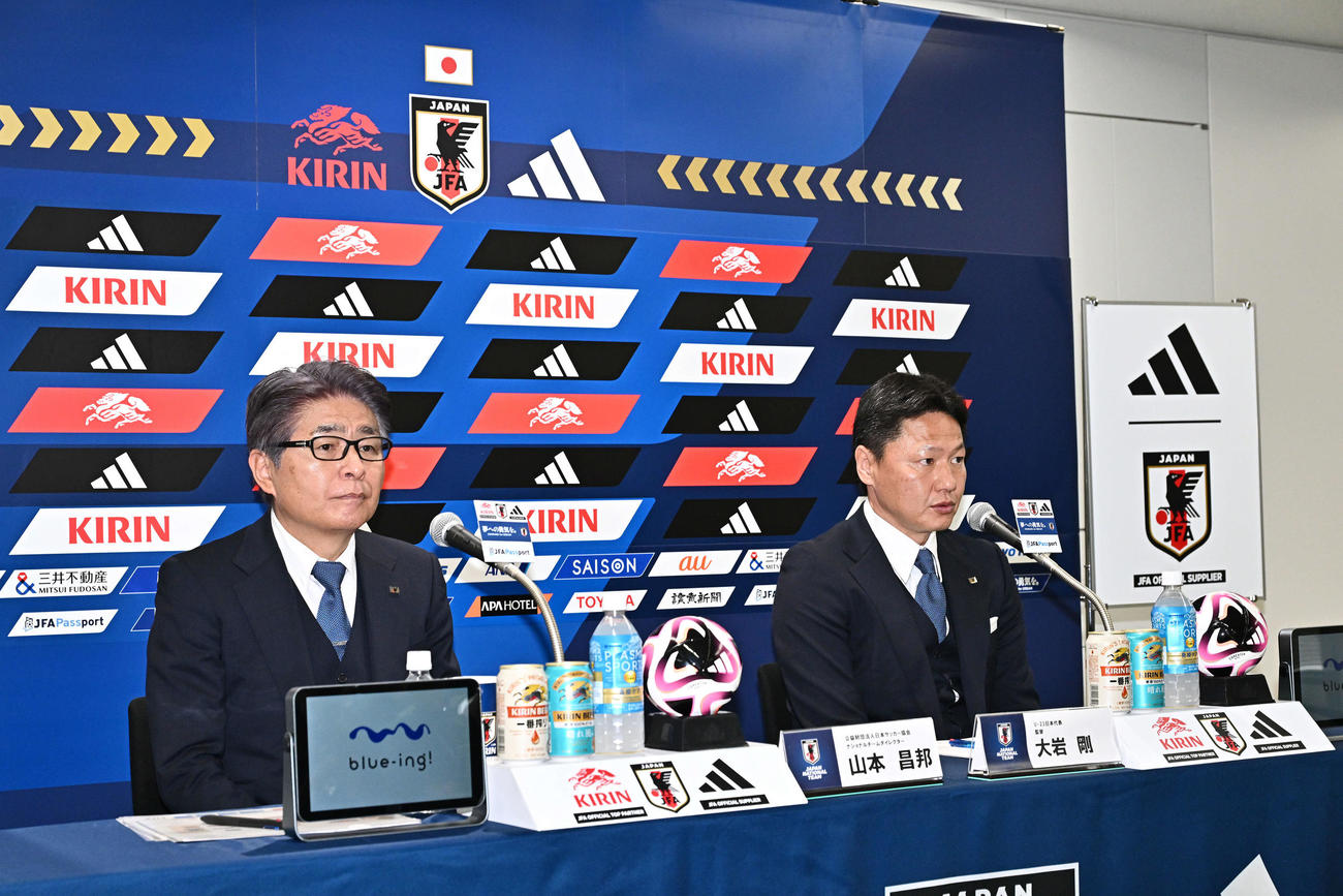 会見に臨む山本ナショナルチームダイレクター（左）とU－23日本代表大岩監督（撮影・滝沢徹郎）