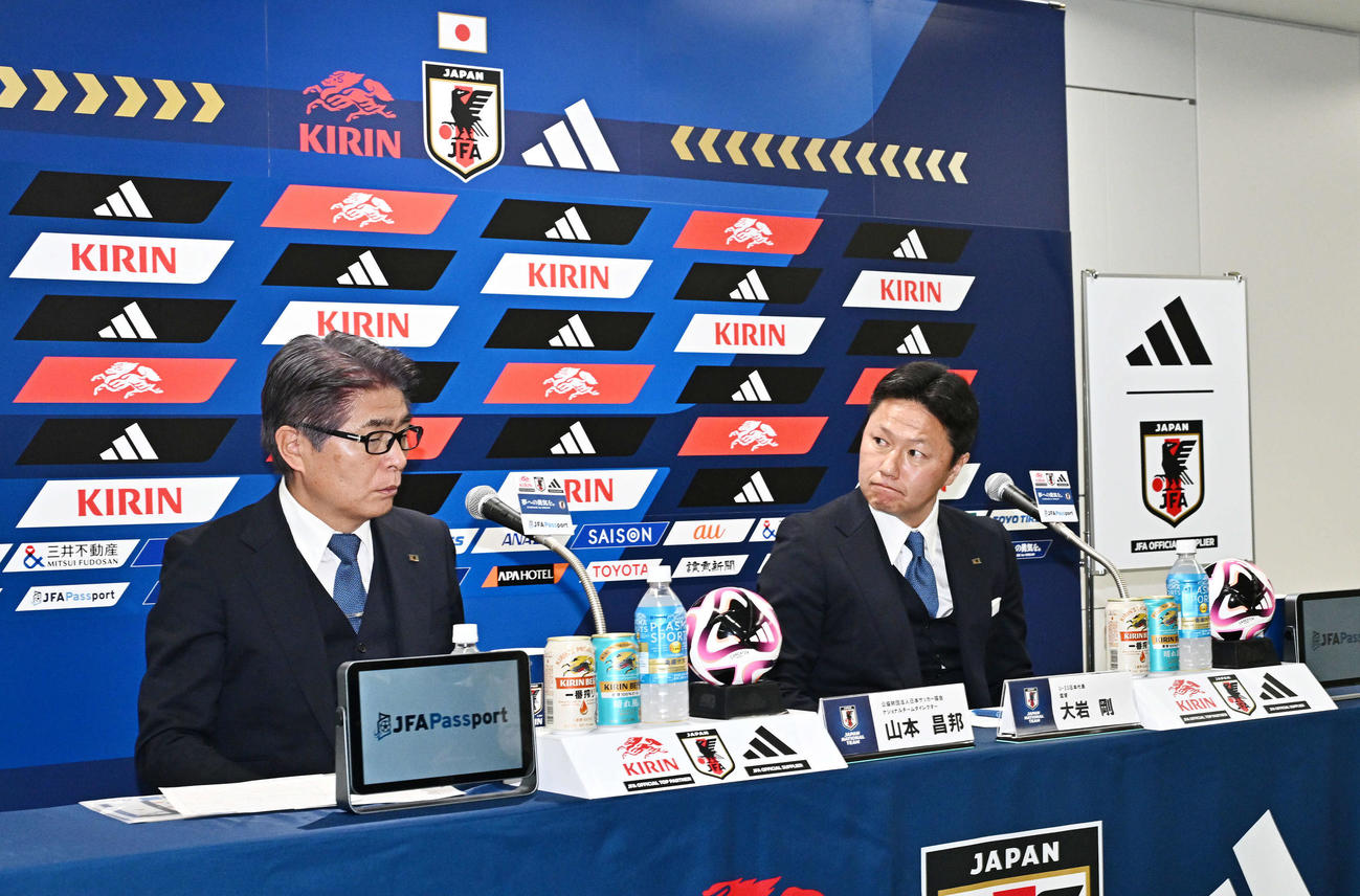 会見でアイコンタクトする山本ナショナルチームダイレクター（左）と大岩U－23日本代表監督（撮影・滝沢徹郎）