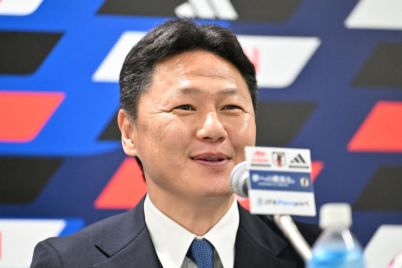 会見で笑顔を見せる大岩剛－23日本代表監督（撮影・滝沢徹郎）