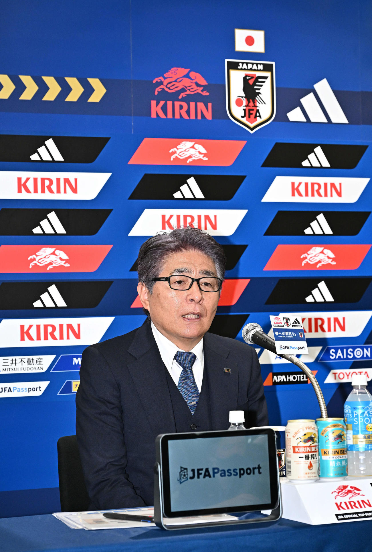 会見する山本ナショナルチームダイレクター（撮影・滝沢徹郎）