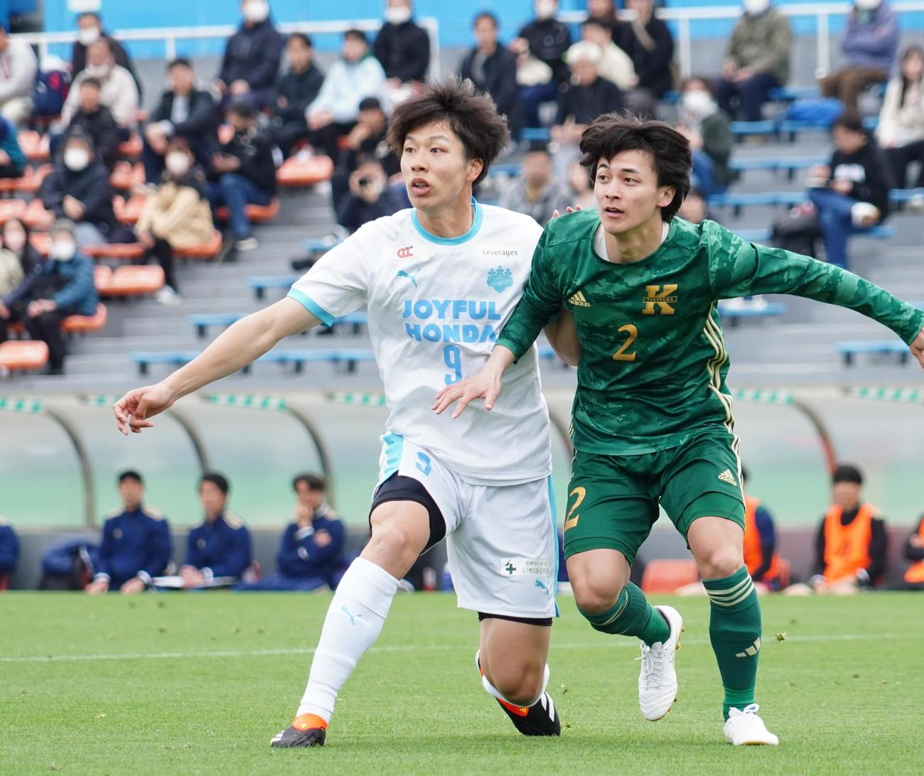 関東学院大対筑波大　相手DFと駆け引きする筑波大FW内野（左）（撮影・佐藤成）