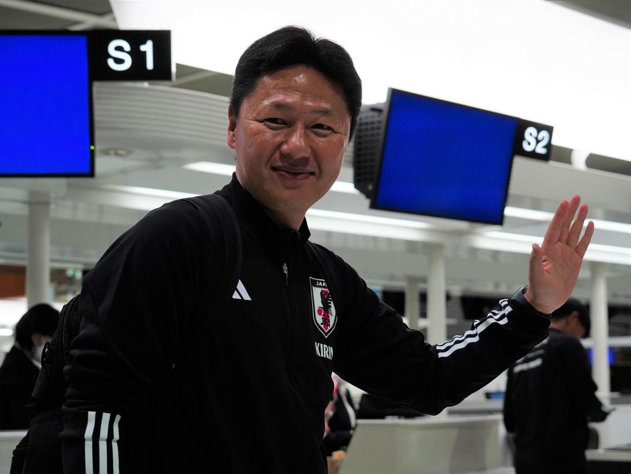 U23アジア杯カタール大会に向けて出発したU－23日本代表大岩剛監督（撮影・佐藤成）